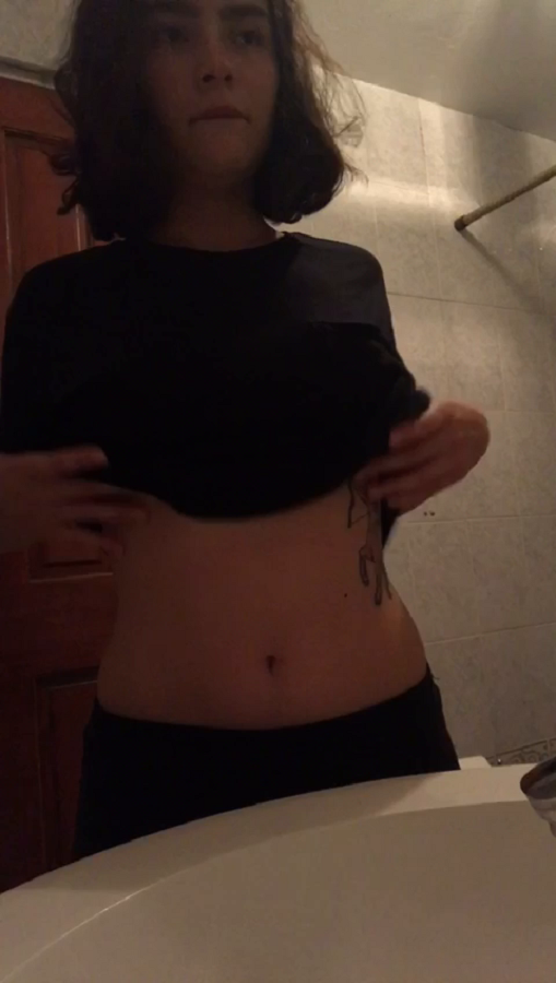 morrita masturbadora en el baño 1