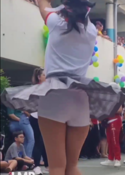 Bastonera colegiala coquetea rico con un desconocido... 2