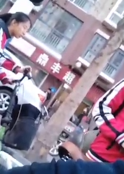 CAPTADAS mirandole el PENE a un señor 4