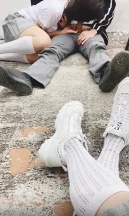 Graban en la Escuela Chupándosela a un Alumno y Cogiendo 1