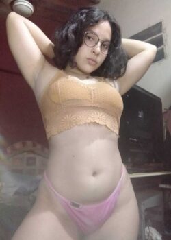 Morrita de rico cuerpo solita en su casa enseña todo 1