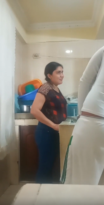 No me folles en la cocina, tu esposa llegará en cualquier momento. 1