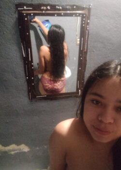 Morrita colegiala filtrado sus fotos en la ducha 6