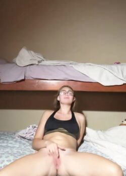 Pendeja colegiala de 18 años se toca en videollamada 4