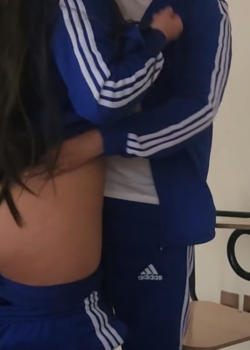 Pillan a jóvenes cogiendo en el aula 6