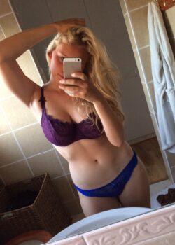 Linda colegiala tetona se masturba +Videos 17