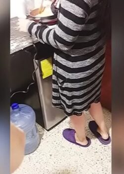 Se aprovecha de su suegra por dinero mientras la folla 20