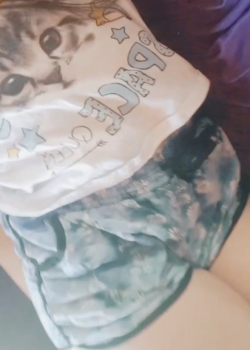 Chica aburrida graba video masturbándose 3