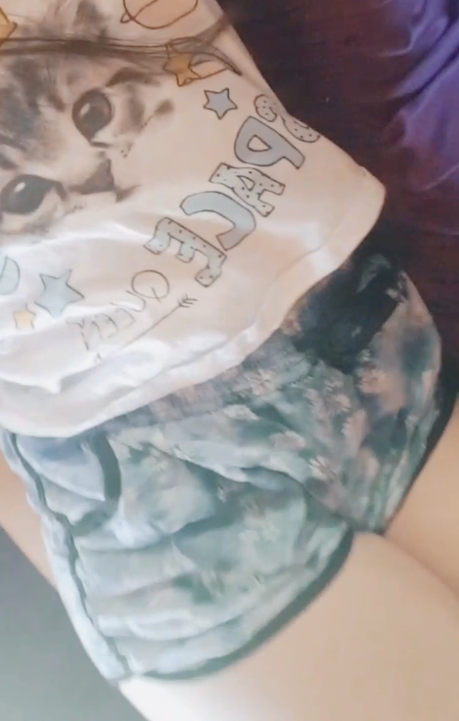 Chica aburrida graba video masturbándose 1