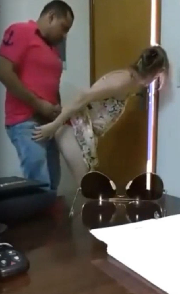 Esposa infiel follada a cuatro patas 1