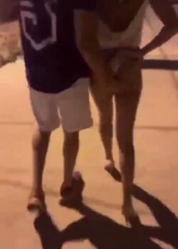 Le va metiendo la mano a esta morrita hasta metersela 4