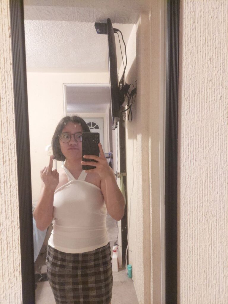 Pendeja colegiala se filtra su pack casero y completo 1