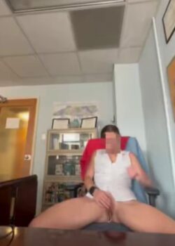 SECRETARIA es muy putita cuando esta sola en OFICINA 3