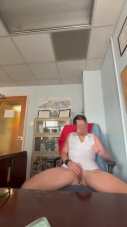 SECRETARIA es muy putita cuando esta sola en OFICINA 1